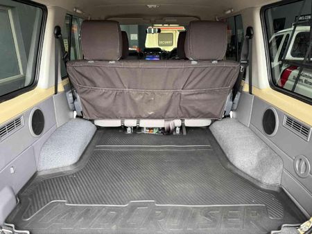 2023-Toyota-Land-Cruiser-76-45-D-V8-Station-Wagon_17