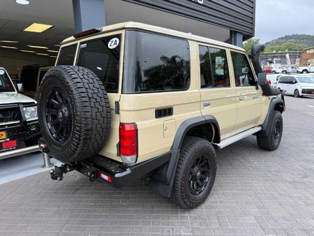 2023-Toyota-Land-Cruiser-76-45-D-V8-Station-Wagon_3