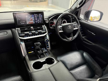 2022-Toyota-Land-Cruiser-300-V6-35-T-GR-S_11