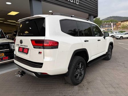 2022-Toyota-Land-Cruiser-300-V6-35-T-GR-S_2