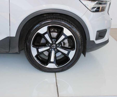 2020-Volvo-XC40-D4-Momentum-AWD_4