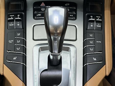 2017-Porsche-Cayenne-GTS-Auto_10