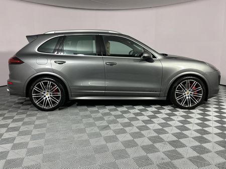 2017-Porsche-Cayenne-GTS-Auto_17