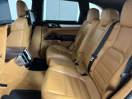 2017-Porsche-Cayenne-GTS-Auto_3