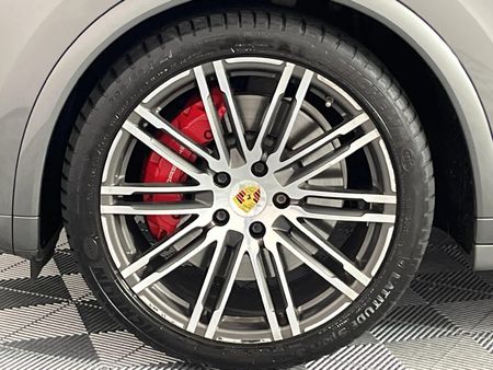 2017-Porsche-Cayenne-GTS-Auto_4