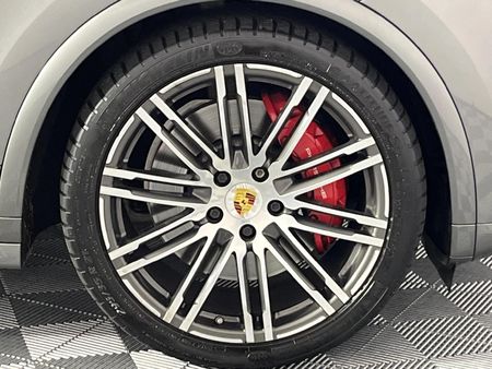 2017-Porsche-Cayenne-GTS-Auto_5