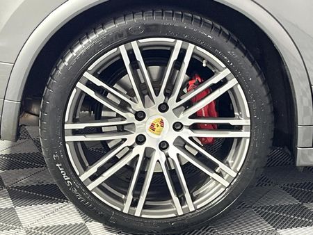 2017-Porsche-Cayenne-GTS-Auto_7