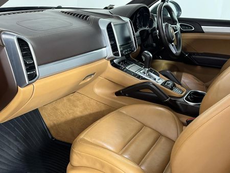 2017-Porsche-Cayenne-GTS-Auto_8