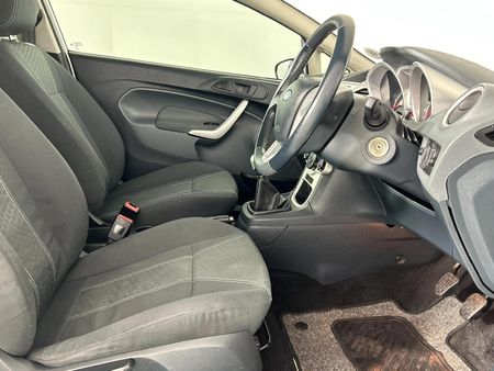 2010-Ford-Fiesta-16i-Titanium-3-dr_8