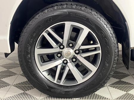 2019-Toyota-Hilux-28-GD-6-Raised-Body-Auto-Raider-Double-Cab_4