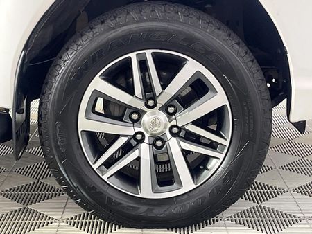 2019-Toyota-Hilux-28-GD-6-Raised-Body-Auto-Raider-Double-Cab_5