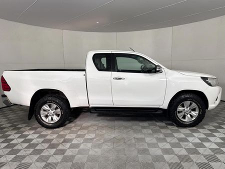 2017-Toyota-Hilux-28-GD-6-Raider-4x4-Extended-Cab_16