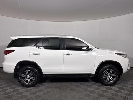 2019-Toyota-Fortuner-24-GD-6-Raised-Body-Auto_16