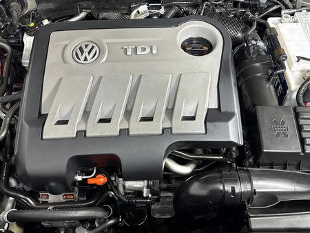 2012-Volkswagen-Passat-20-TDI-Comfortline-Auto-103kW_11