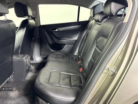 2012-Volkswagen-Passat-20-TDI-Comfortline-Auto-103kW_2