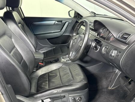 2012-Volkswagen-Passat-20-TDI-Comfortline-Auto-103kW_8