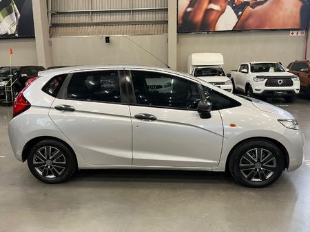 2016-Honda-Jazz-12-Trend_1
