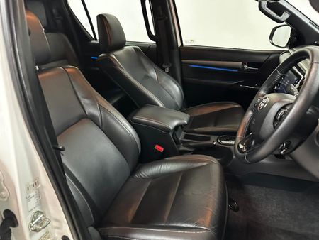 2025-Toyota-Hilux-28-GD-6-RB-Legend-RS-4x4-Double-Cab-Auto-mhev_17