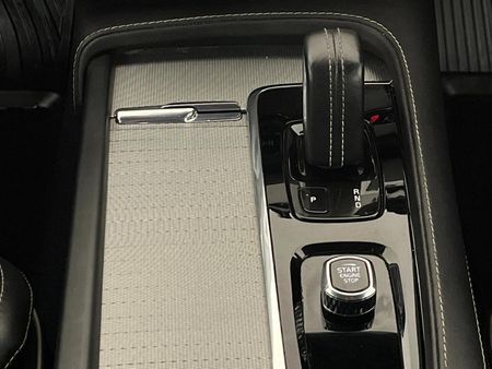 2023-Volvo-XC90-B5-R-Design-AWD_10