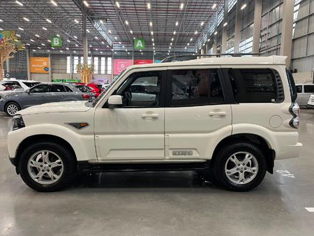 2017-Mahindra-Scorpio-22-mHawk-4x4-8-seat-S10_3