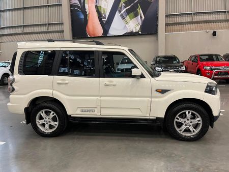 2017-Mahindra-Scorpio-22-mHawk-4x4-8-seat-S10_7