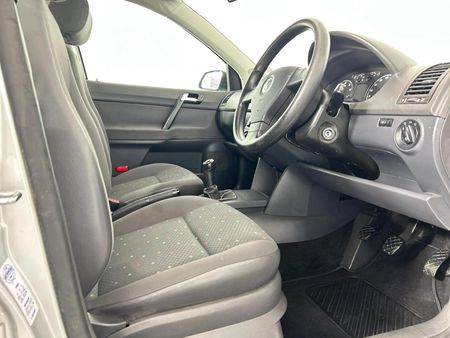 2009-Volkswagen-Polo-16-Trendline_9