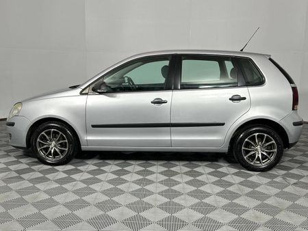 2009-Volkswagen-Polo-16-Trendline_18