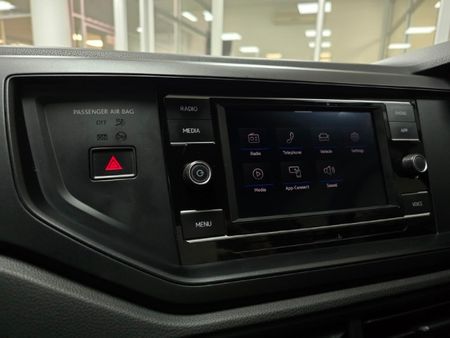 2024-Volkswagen-Polo-10-TSI_17