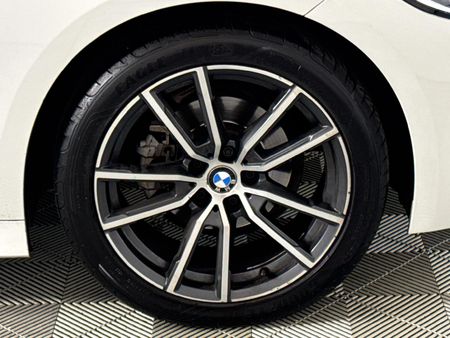2021-BMW-3-Series-318i_4