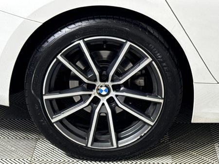 2021-BMW-3-Series-318i_7