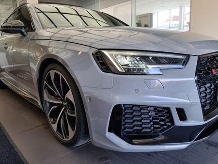 2019-Audi-RS4-Avant-quattro_18