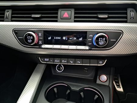 2019-Audi-RS4-Avant-quattro_24