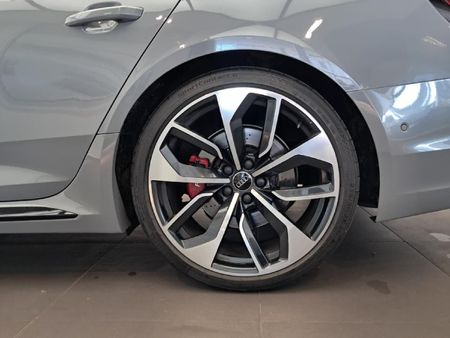 2019-Audi-RS4-Avant-quattro_4