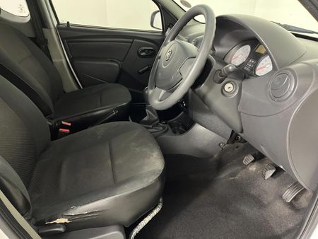 2021-Nissan-NP200-16_4