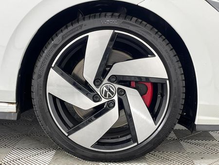 2024-Volkswagen-Golf-8-GTI-20-TSI-Auto_5