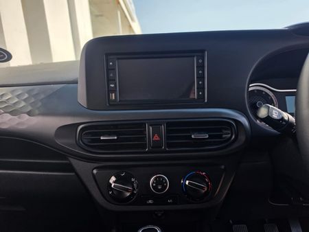 2022-Hyundai-Grand-i10-10-Fluid_6