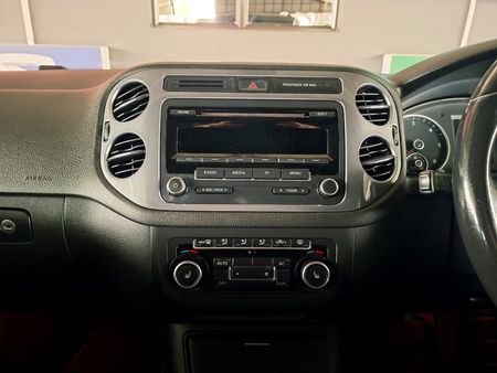 2012-Volkswagen-Tiguan-20-TDI-Sport-Style-4Motion-Auto_12
