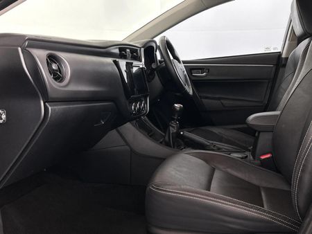 2019-Toyota-Corolla-13-Prestige_8
