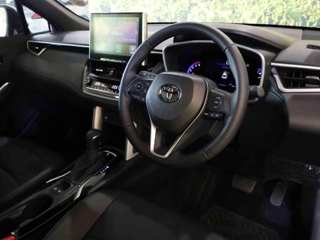 2025-Toyota-Corolla-Cross-18-XS_10