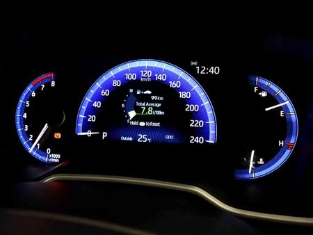 2025-Toyota-Corolla-Cross-18-XS_17