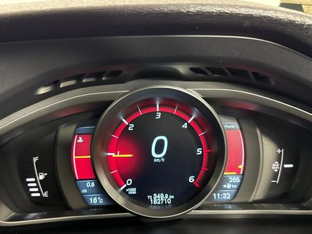 2013-Volvo-V40-D2-Excel_2