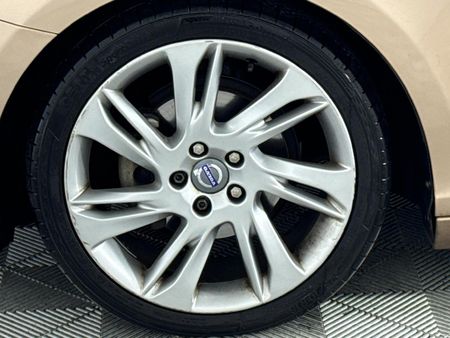2013-Volvo-V40-D2-Excel_4