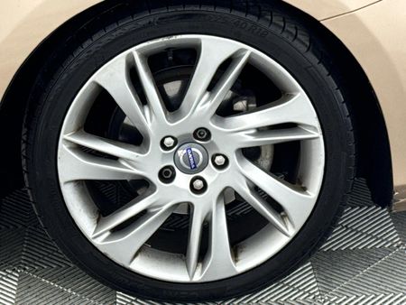 2013-Volvo-V40-D2-Excel_5