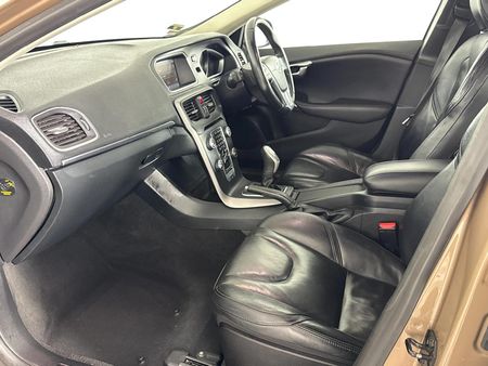 2013-Volvo-V40-D2-Excel_8
