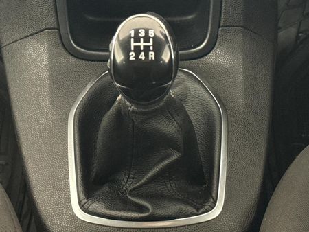 2015-Ford-Fiesta-14-Trend-5-dr_10