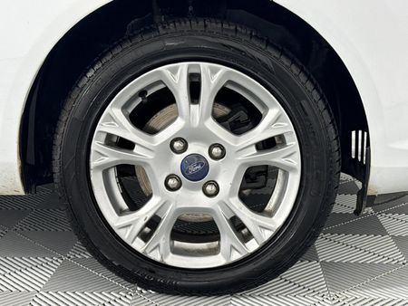 2015-Ford-Fiesta-14-Trend-5-dr_5