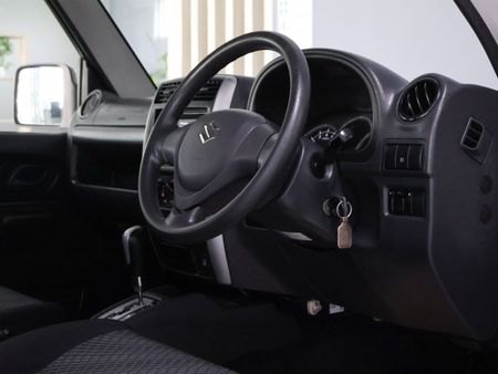 2016-Suzuki-Jimny-13-Auto_11