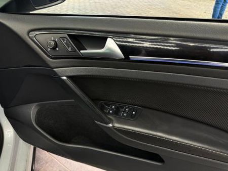 2018-Volkswagen-Golf-VII-20-TSI-R-Auto_9