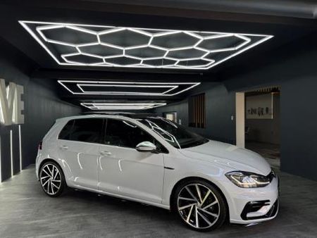 2018-Volkswagen-Golf-VII-20-TSI-R-Auto_2
