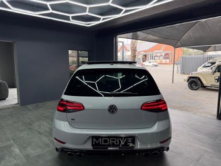 2018-Volkswagen-Golf-VII-20-TSI-R-Auto_3